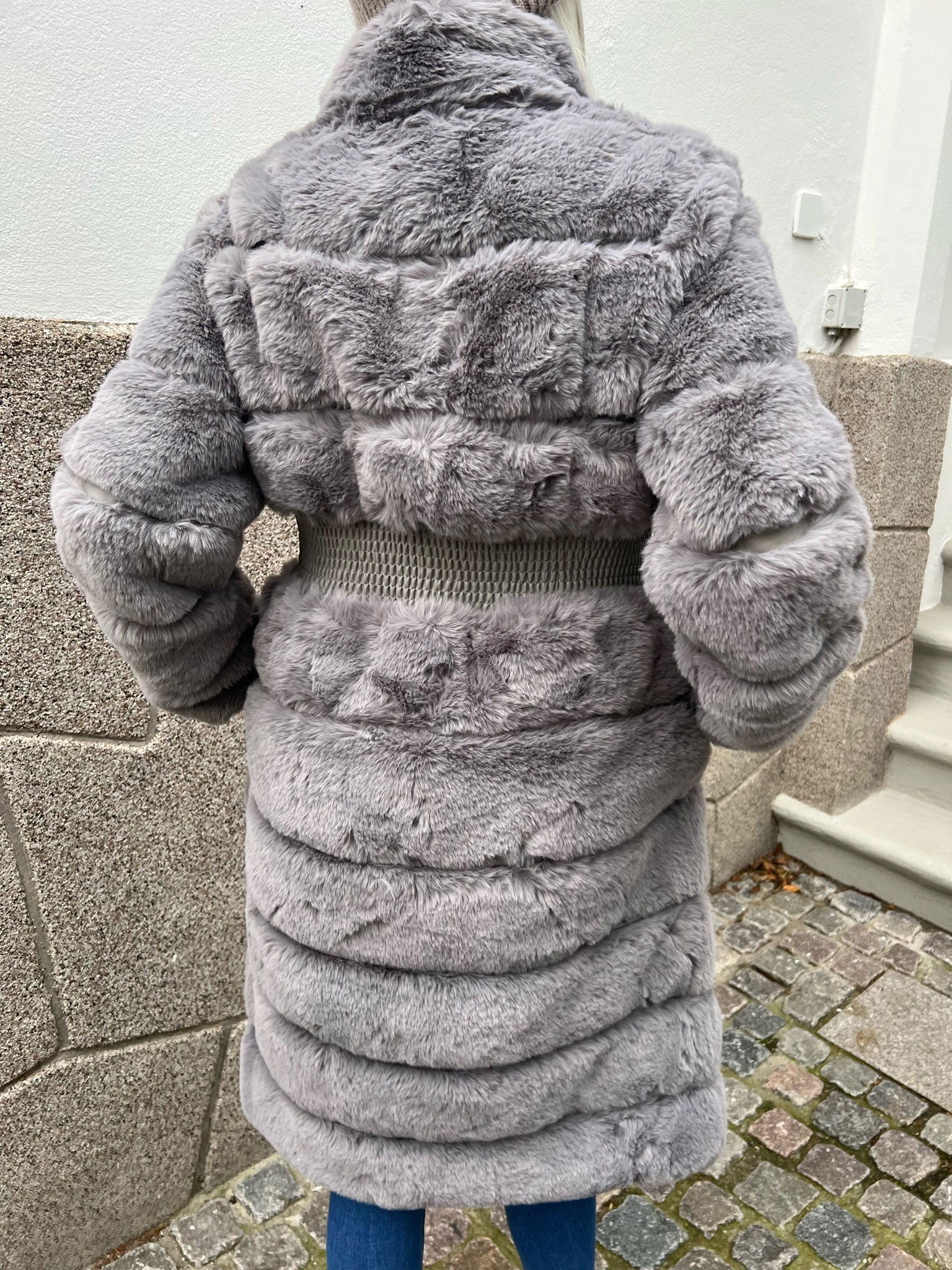 Darya - Fake Fur jacka med resår i midjan